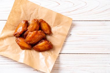 Barbekü tavuk kanadı sosu ile