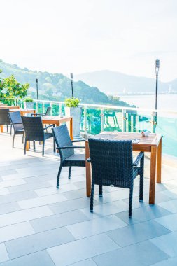 boş veranda sandalye ve masa deniz görünümü arka plan ile