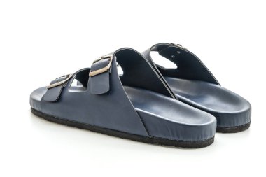 Erkekler beyaz arka plan üzerinde izole sandalet deri