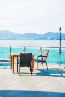 boş veranda sandalye ve masa deniz görünümü arka plan ile