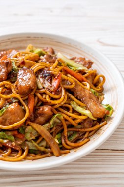 tavada kızartılmış yakisoba noodle pork - Asya gıda tarzı ile