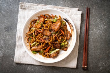 tavada kızartılmış yakisoba noodle pork - Asya gıda tarzı ile