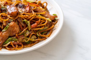 tavada kızartılmış yakisoba noodle pork - Asya gıda tarzı ile