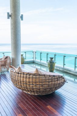 boş veranda sandalye ve masa deniz görünümü arka plan ile