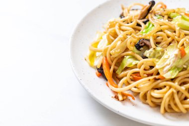 tavada kızartılmış yakisoba noodle sebzeli - vegan ve vejetaryen yiyecekler