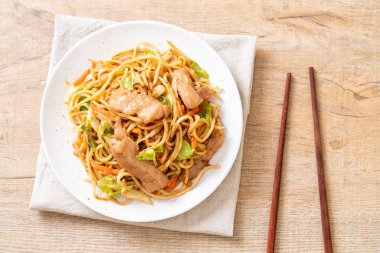 tavada kızartılmış yakisoba noodle pork - Asya gıda tarzı ile