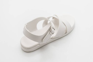 Kadınlar beyaz arka plan üzerinde izole sandalet deri