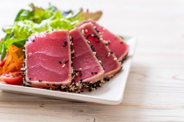 Taze ton balığı ve sebze salatası. Sağlıklı yemek.