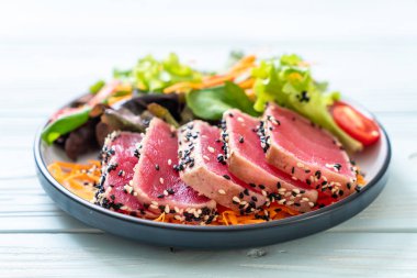 Taze ton balığı ve sebze salatası. Sağlıklı yemek.