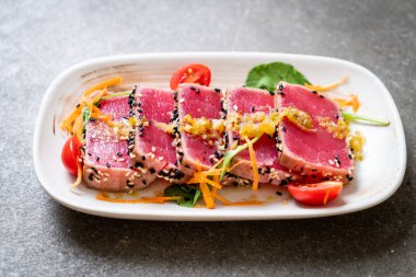 Taze orkinos ile baharatlı salata sosu - ham sağlıklı gıda