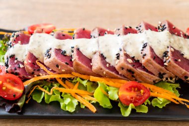 Sebze salatası ve soslu taze ton balığı. Sağlıklı yiyecek.