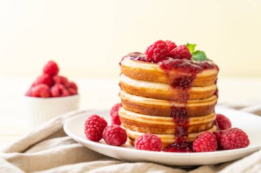 Taze ahududu ve frambuaz sos ile gözleme