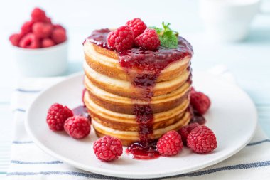 Taze ahududu ve frambuaz sos ile gözleme