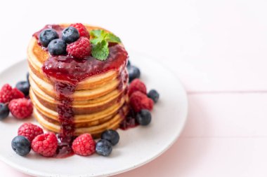 Taze ahududu ve yabanmersinli gözleme.