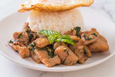 fesleğen pilav ve kızarmış yumurta - Tay geleneksel gıda tarzı ile tavada kızartılmış domuz eti