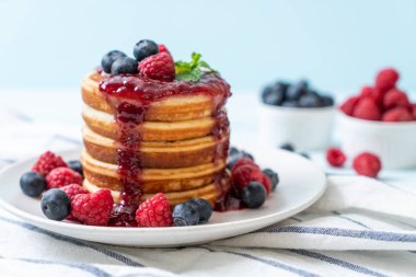 Taze ahududu ve yabanmersinli gözleme.