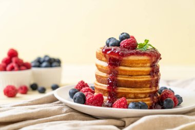 Taze ahududu ve yabanmersinli gözleme.