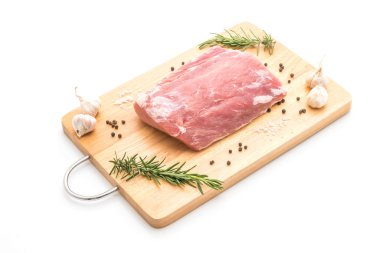 Beyaz arka planda izole edilmiş taze domuz filetosu.