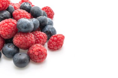 Taze ahududu ve beyaz arka plan üzerinde izole taze yaban mersini