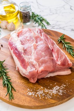 taze domuz ham filetosu ahşap tahta üzerinde