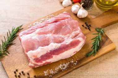 taze domuz ham filetosu ahşap tahta üzerinde