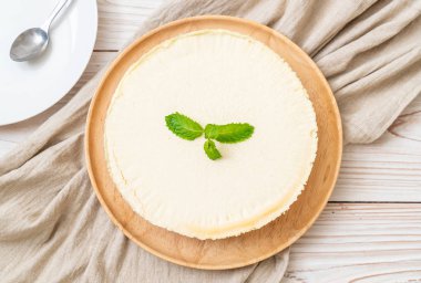 Ahşap zemin üzerine nane ile ev yapımı cheesecake