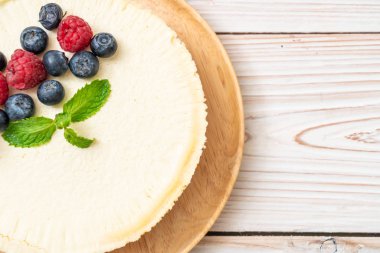 Ev yapımı cheesecake taze ahududu ve yaban mersini ile