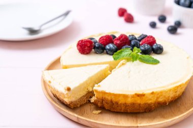 Ev yapımı cheesecake taze ahududu ve yaban mersini ile
