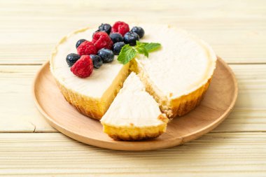 Ev yapımı cheesecake taze ahududu ve yaban mersini ile