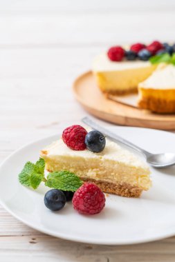 Ev yapımı cheesecake taze ahududu ve yaban mersini ile