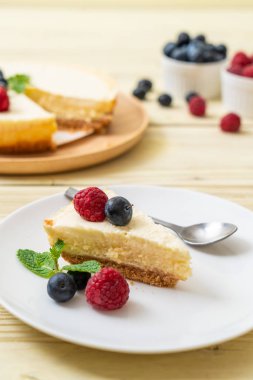 Ev yapımı cheesecake taze ahududu ve yaban mersini ile