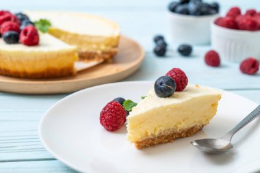 Ev yapımı cheesecake taze ahududu ve yaban mersini ile