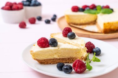 Ev yapımı cheesecake taze ahududu ve yaban mersini ile
