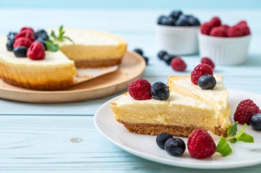 Ev yapımı cheesecake taze ahududu ve yaban mersini ile
