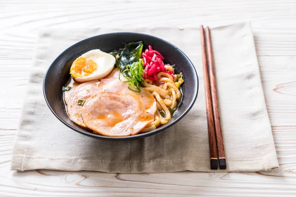 Baharatlı miso udon ramen noodle ile domuz eti - Japon gıda tarzı