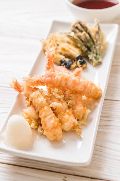 karides tempura (hırpalanmış kızarmış karides) sebze - Japon gıda tarzı