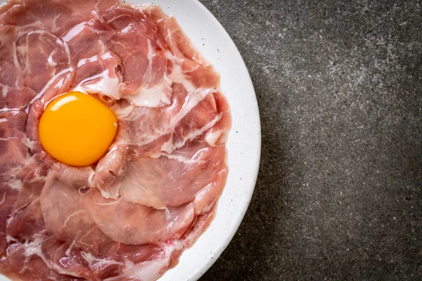 taze dilimlenmiş domuz ham yumurta pişirme veya shabu shabu ve sukiyaki yapma ile