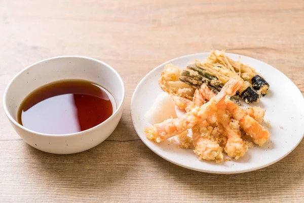 karides tempura (hırpalanmış kızarmış karides) sebze - Japon gıda tarzı