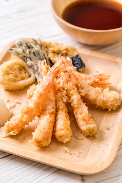 karides tempura (hırpalanmış kızarmış karides) sebze - Japon gıda tarzı