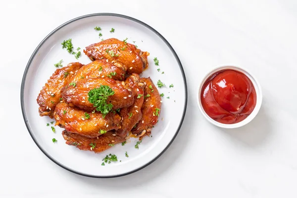 Beyaz susamlı ızgara tavuk kanadı.