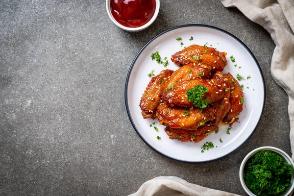 Beyaz susamlı ızgara tavuk kanadı.