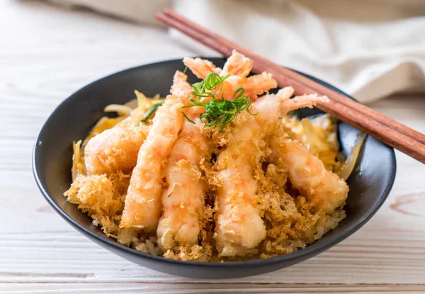 kızarmış karides tempura üzerinde beyaz surat - Japon yemekleri stil tepesinde
