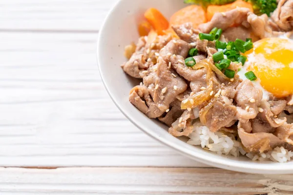 Donburi, domuz eti Pilav kasesi onsen yumurta ve sebze - Japon gıda tarzı