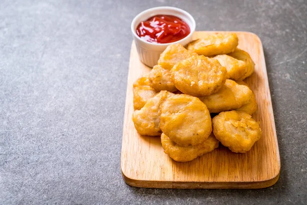 Soslu tavuk nugget, sağlıksız yemek.