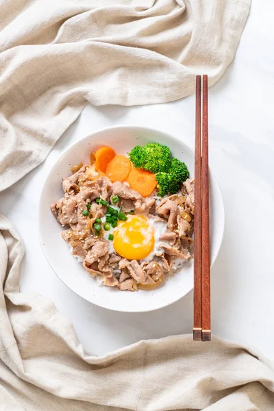 Donburi, domuz eti Pilav kasesi onsen yumurta ve sebze - Japon gıda tarzı