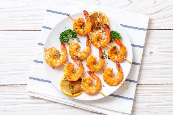 Limon - deniz ürünleri tarzı ile ızgara kaplan karides şiş