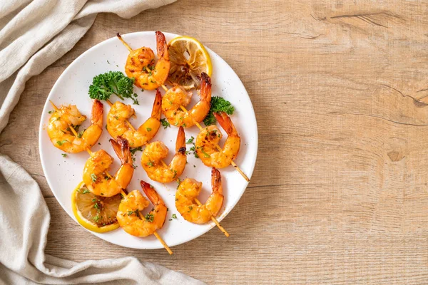 Limon - deniz ürünleri tarzı ile ızgara kaplan karides şiş