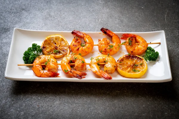 Limon - deniz ürünleri tarzı ile ızgara kaplan karides şiş