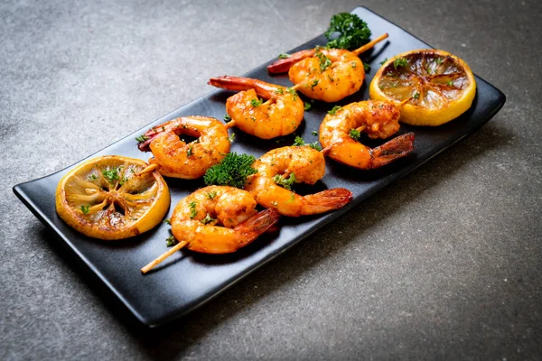 Limon - deniz ürünleri tarzı ile ızgara kaplan karides şiş