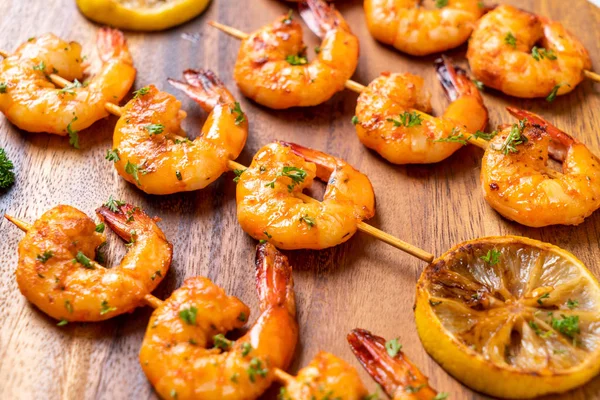 Limon - deniz ürünleri tarzı ile ızgara kaplan karides şiş